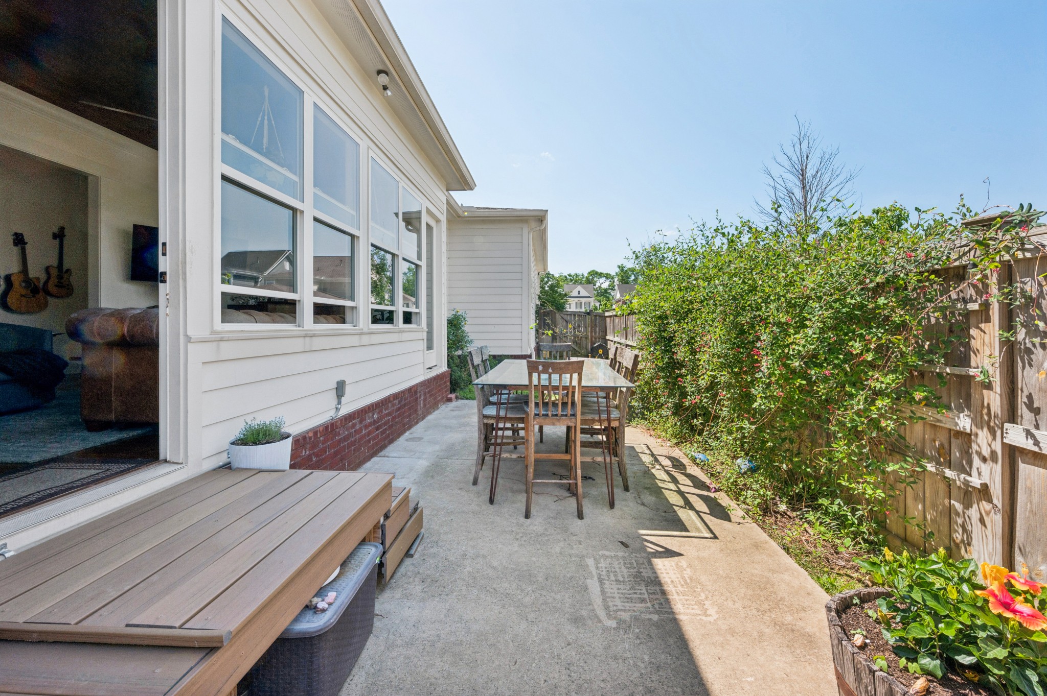 6037 Donovan St