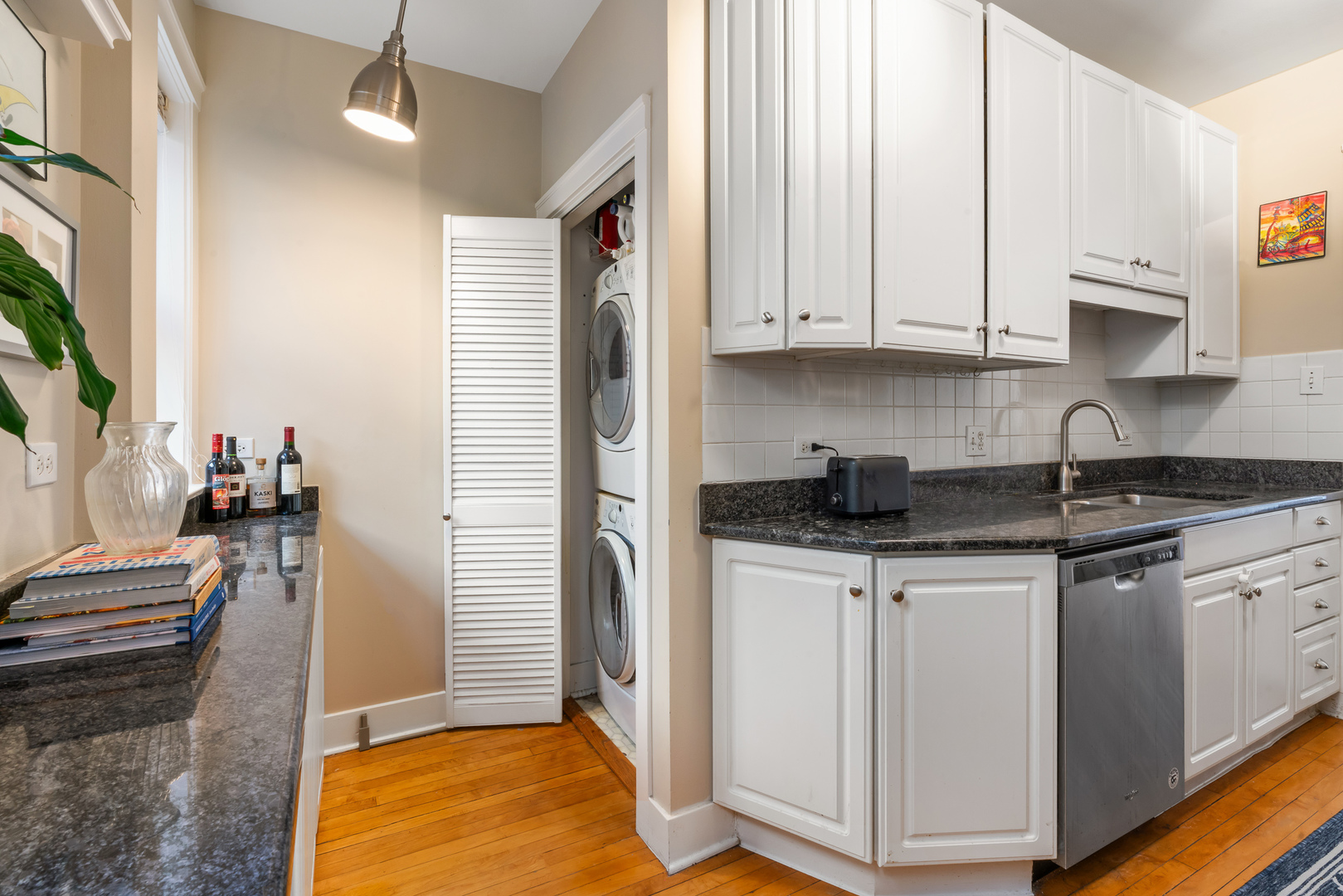 721 Hinman Avenue Unit: 2W