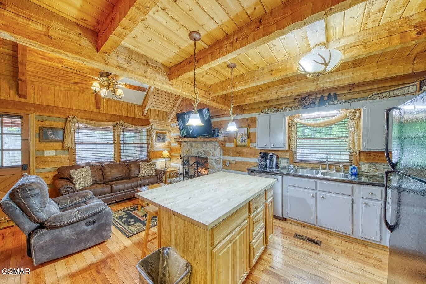 1136 E Foothills Drive