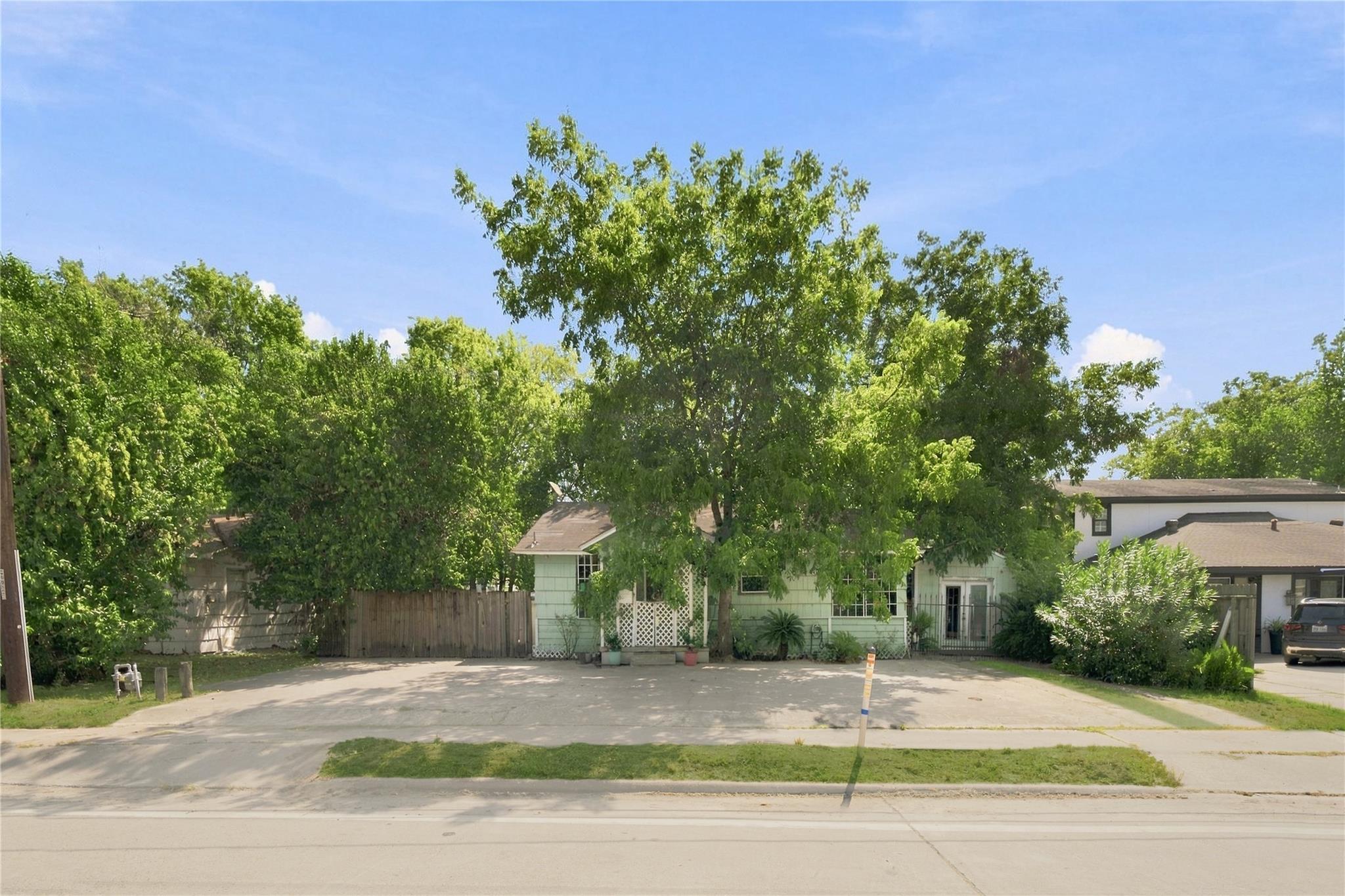 2082 Antoine Drive
