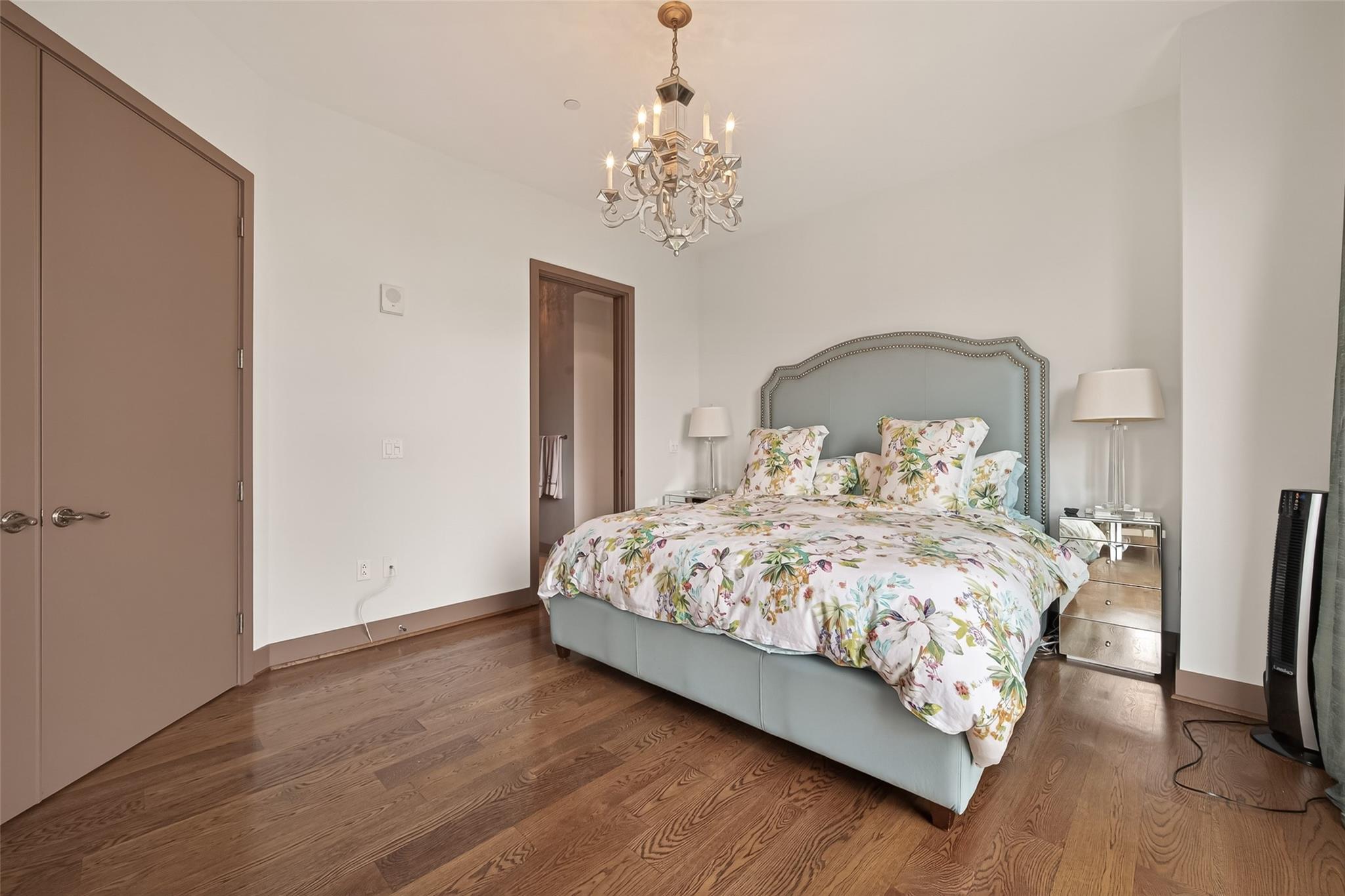 1600 Post Oak Boulevard # 1005