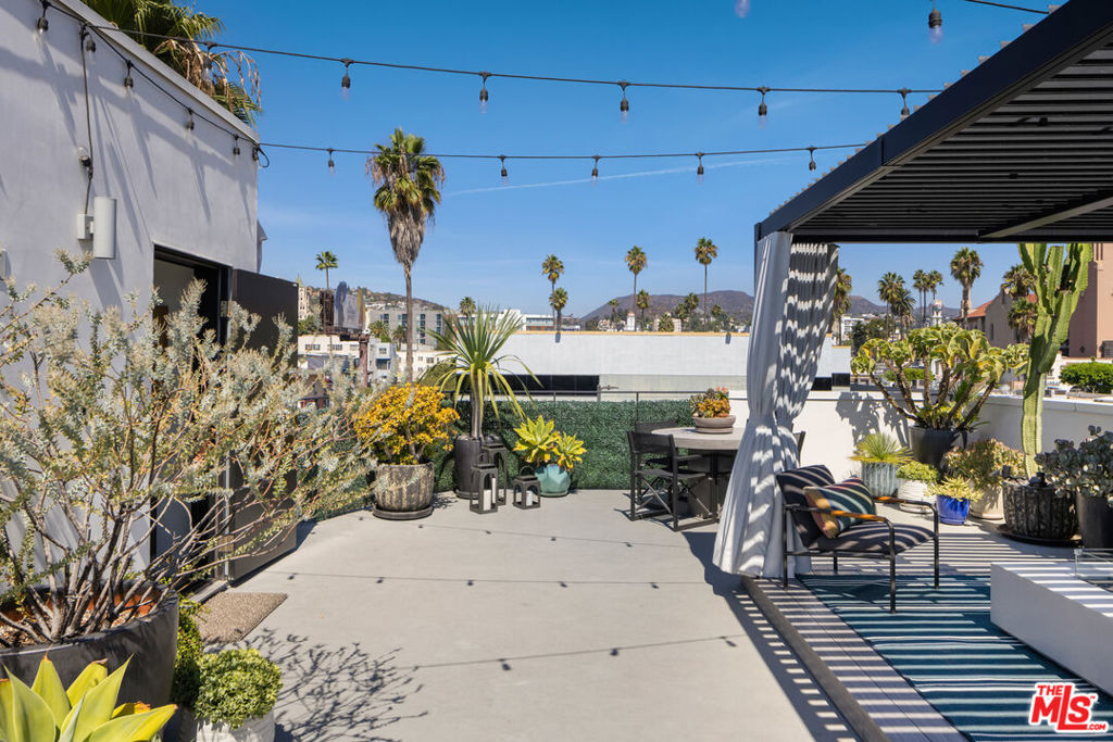 MODERN TOWNHOME || ROOFTOP TERRACE