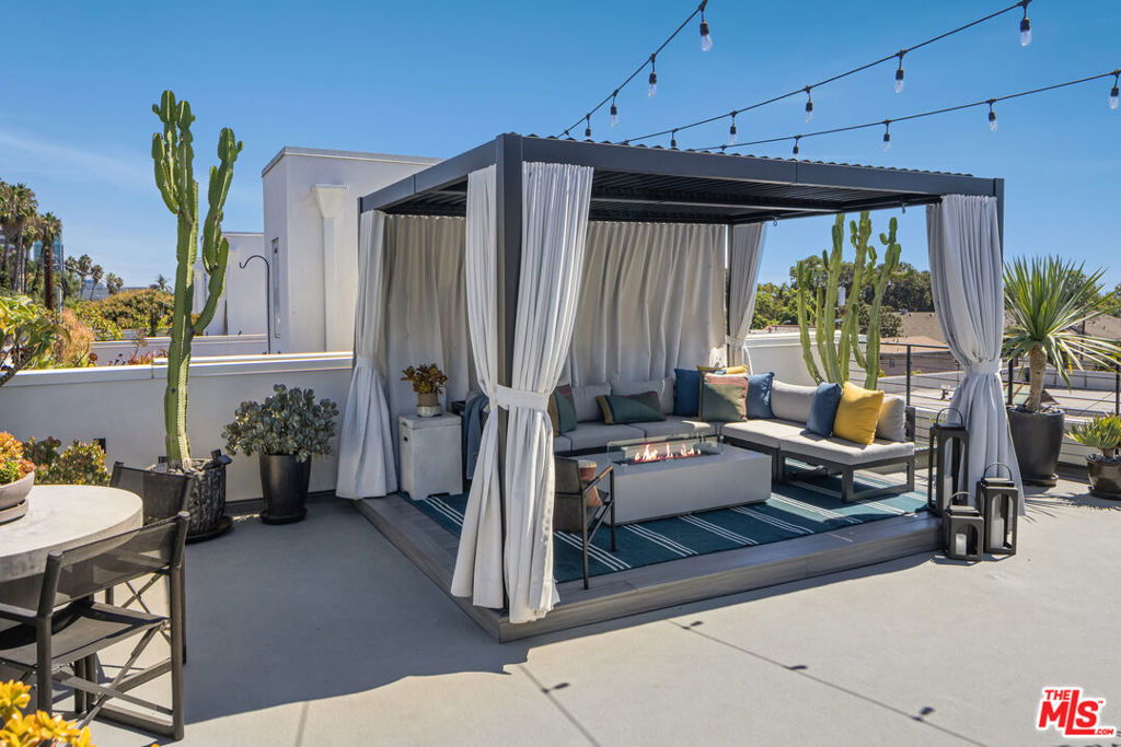 MODERN TOWNHOME || ROOFTOP TERRACE