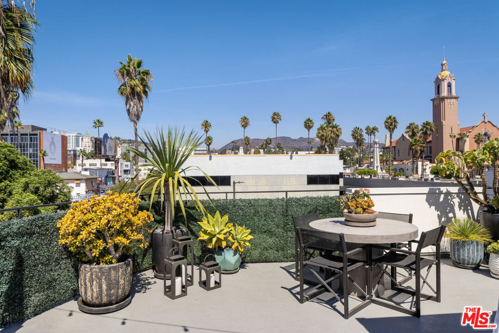 MODERN TOWNHOME || ROOFTOP TERRACE
