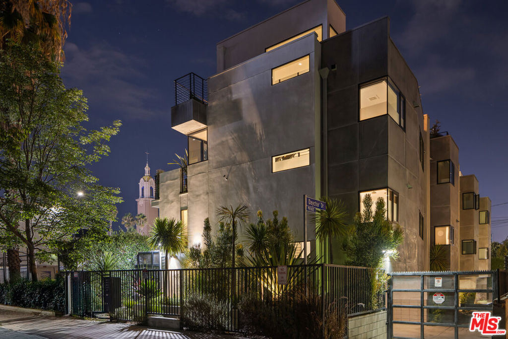 MODERN TOWNHOME || ROOFTOP TERRACE