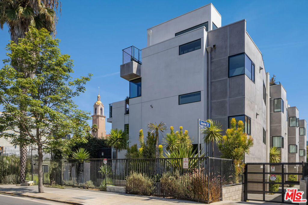 MODERN TOWNHOME || ROOFTOP TERRACE