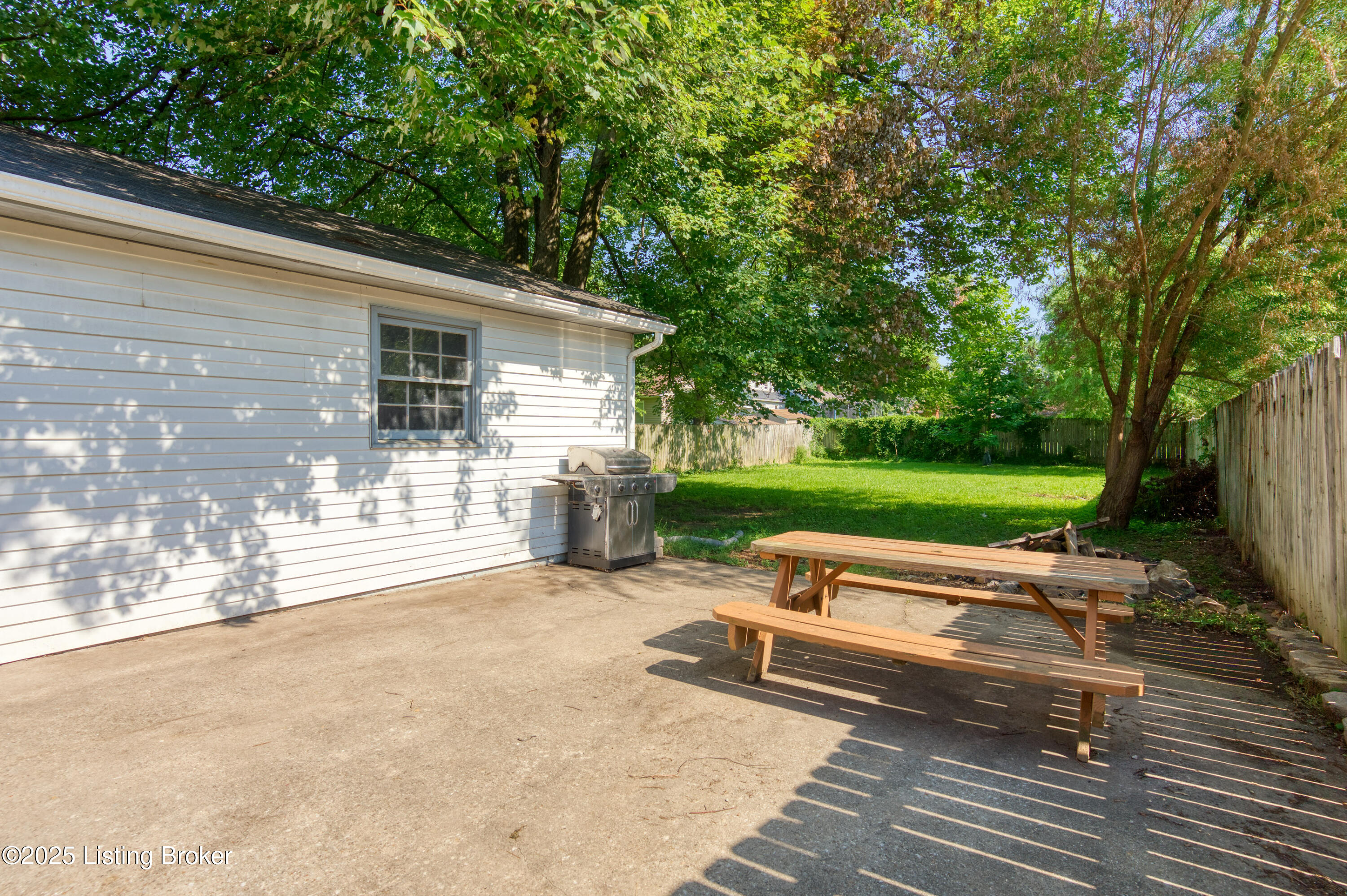 809 Bluegrass Ave