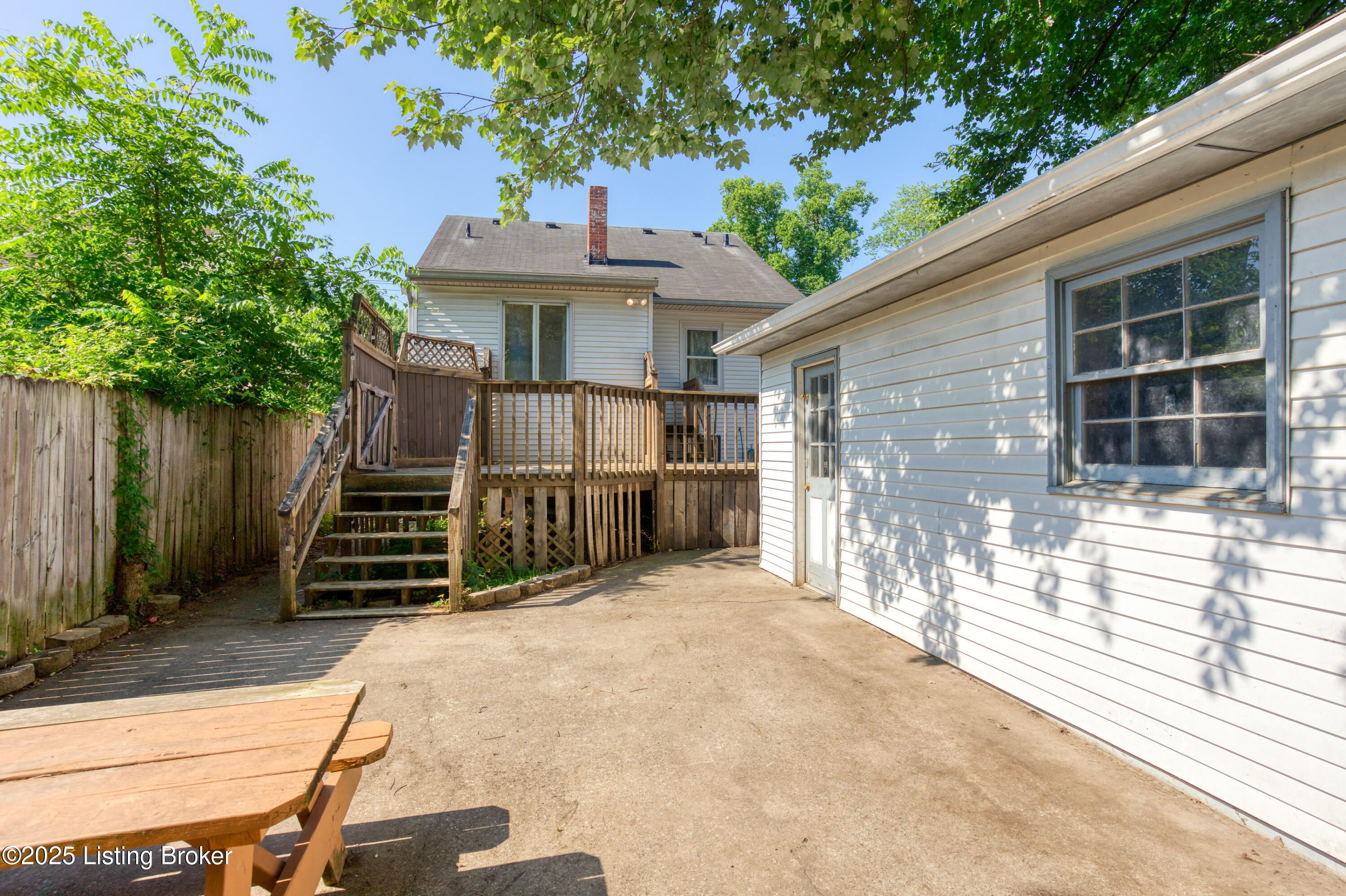 809 Bluegrass Ave