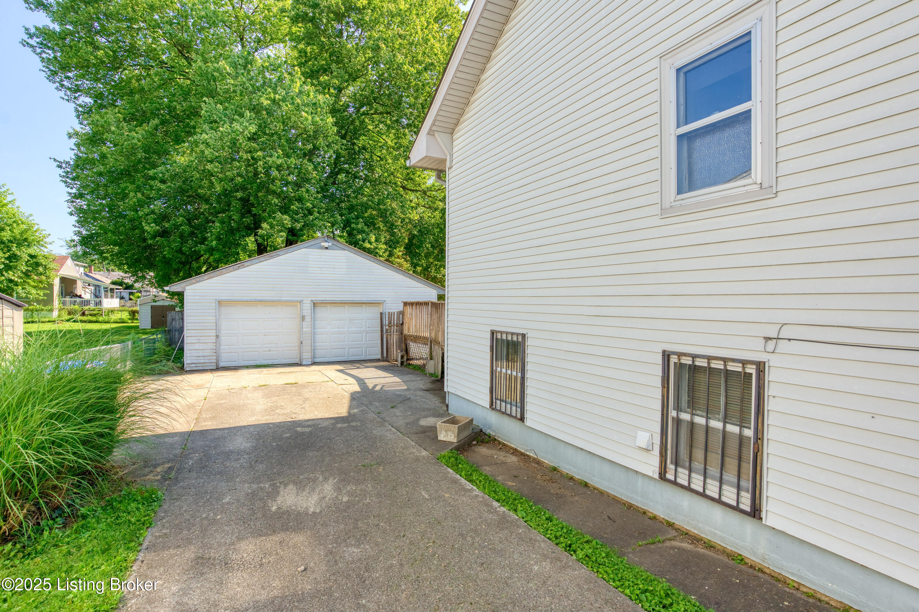809 Bluegrass Ave