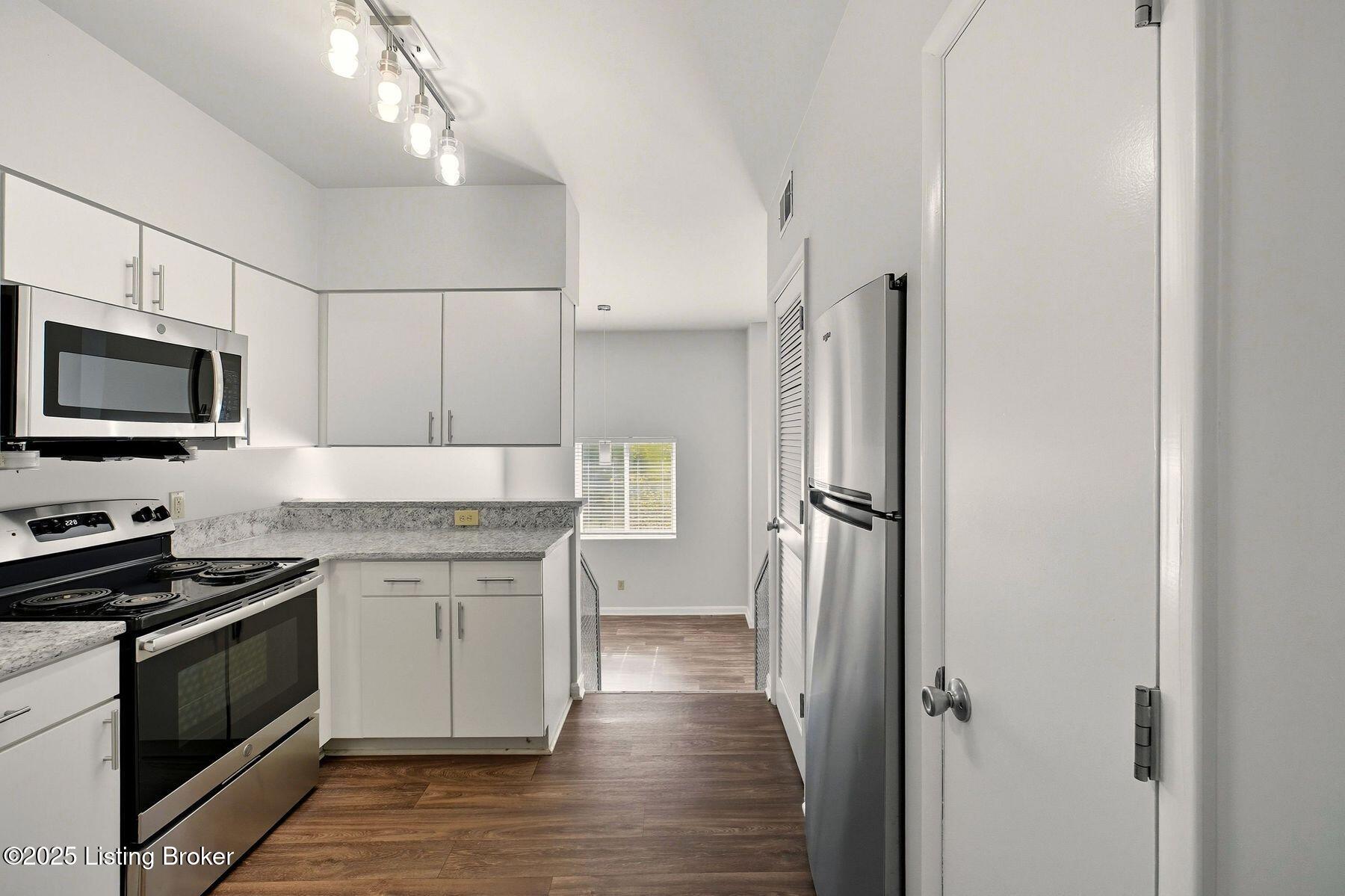 2745 Grinstead Dr, APT 100