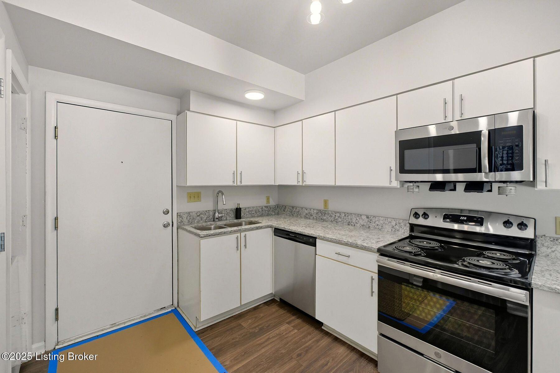 2745 Grinstead Dr, APT 100