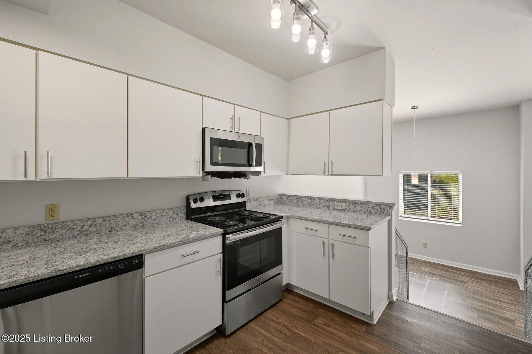 2745 Grinstead Dr, APT 100