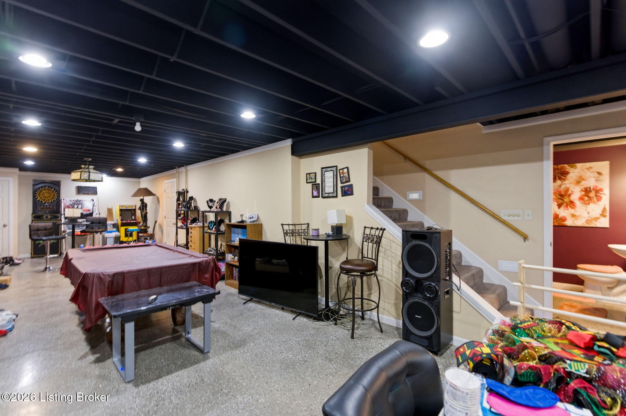 5021 Hunters Point Cir