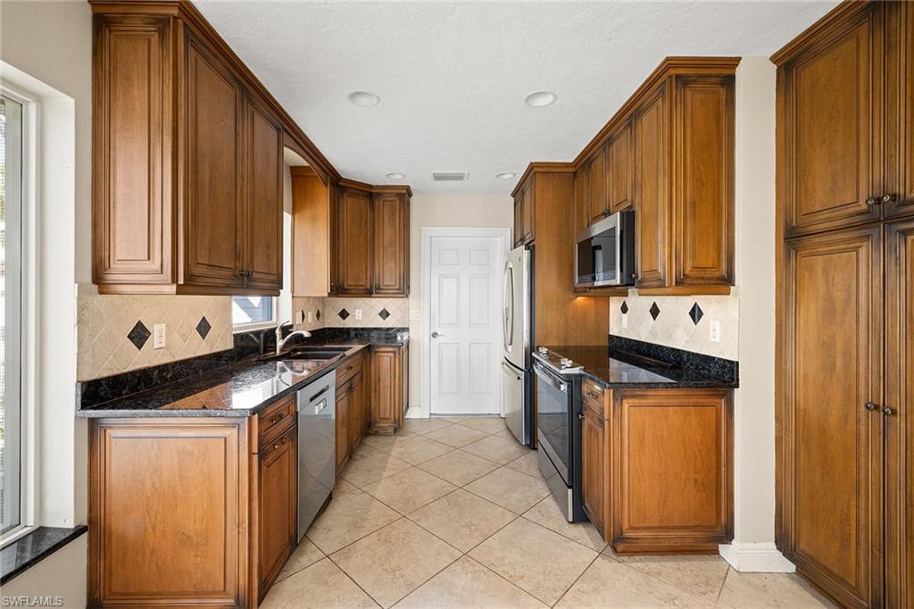 1232 Fruitland AVE