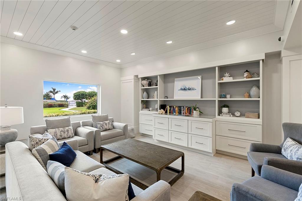 240 Seaview CT # 203