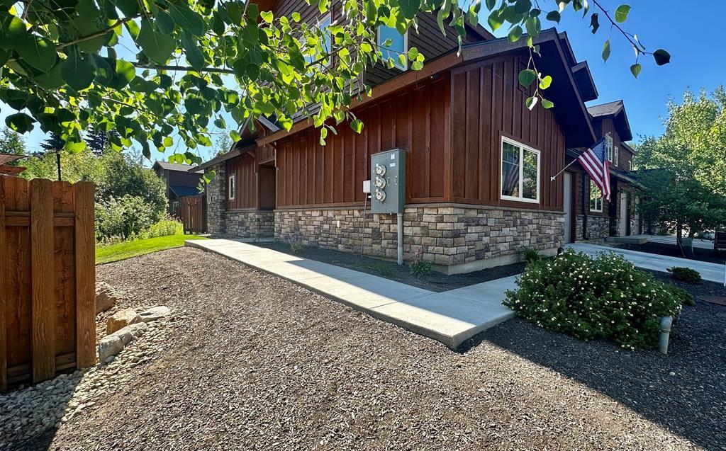 613 Blue Water Circle 23