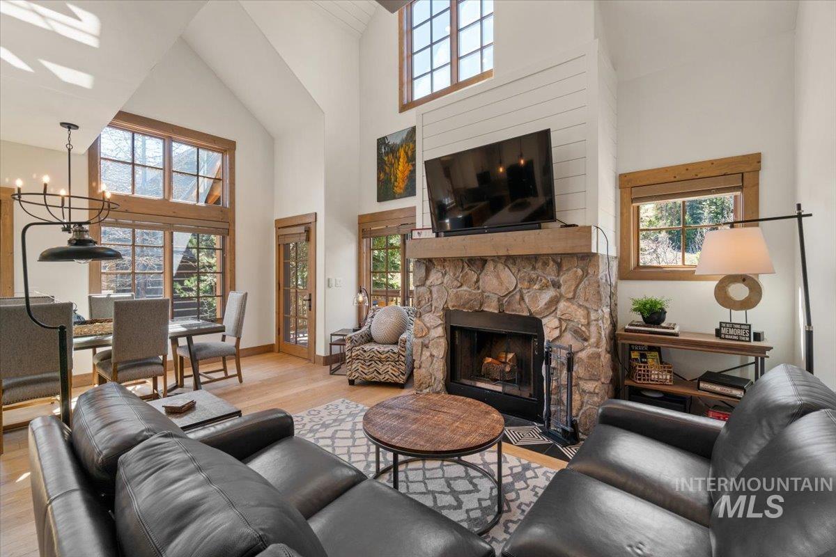 67 Golden Bar Ct