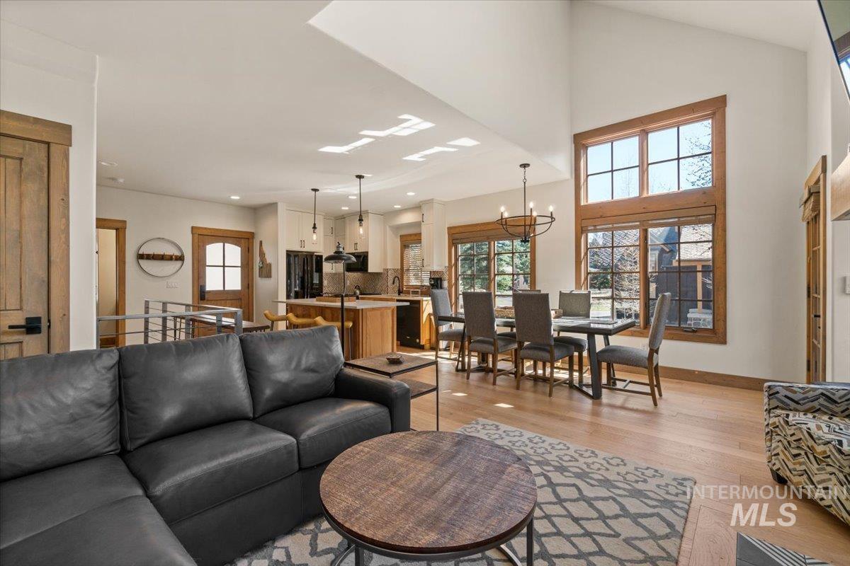 67 Golden Bar Ct