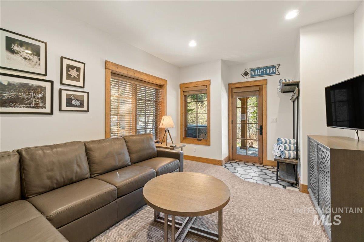 67 Golden Bar Ct