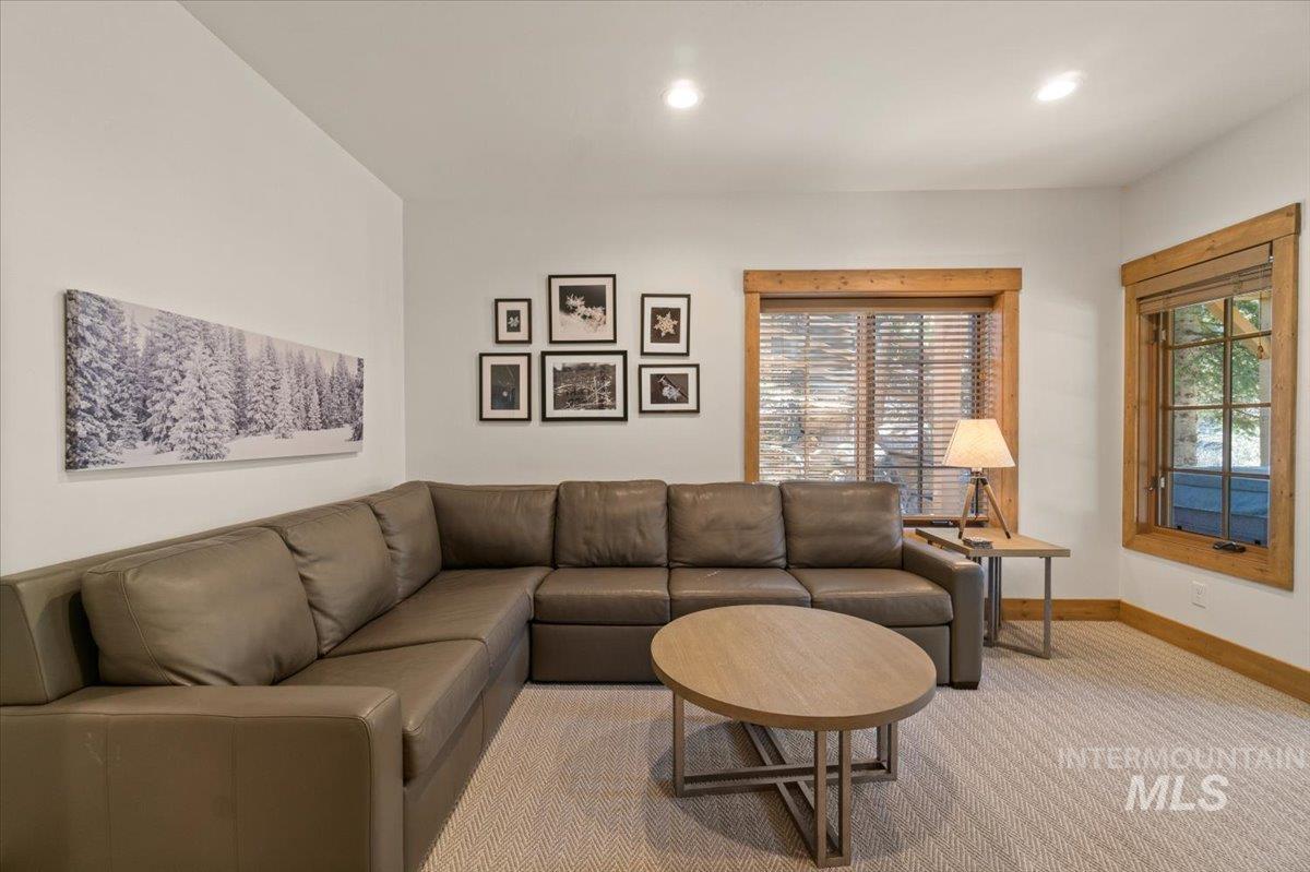 67 Golden Bar Ct