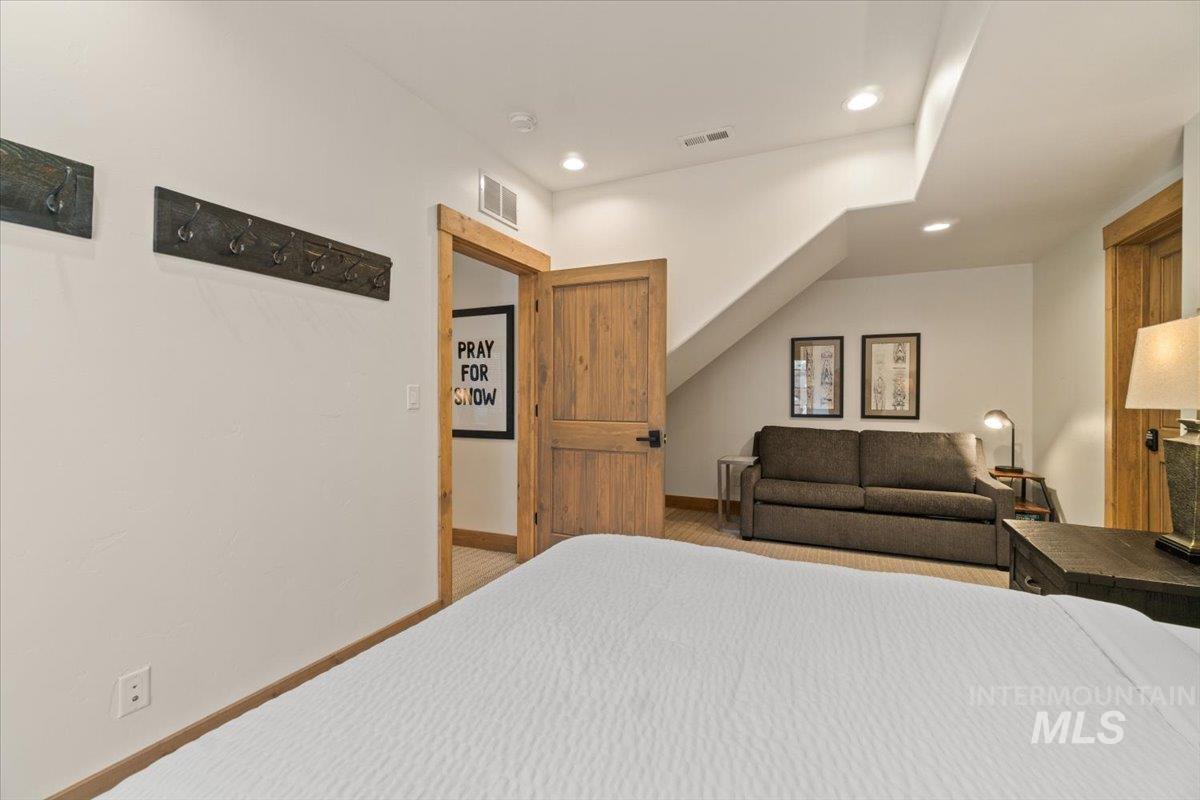 67 Golden Bar Ct