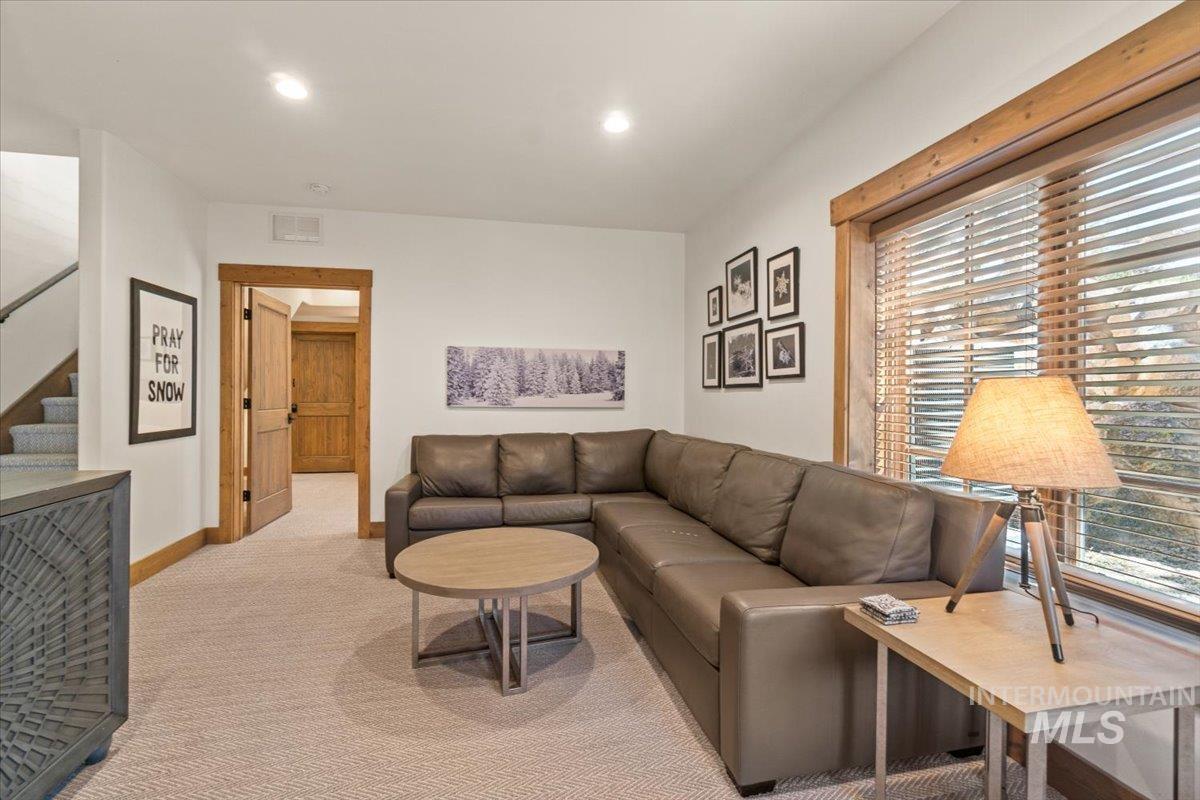 67 Golden Bar Ct