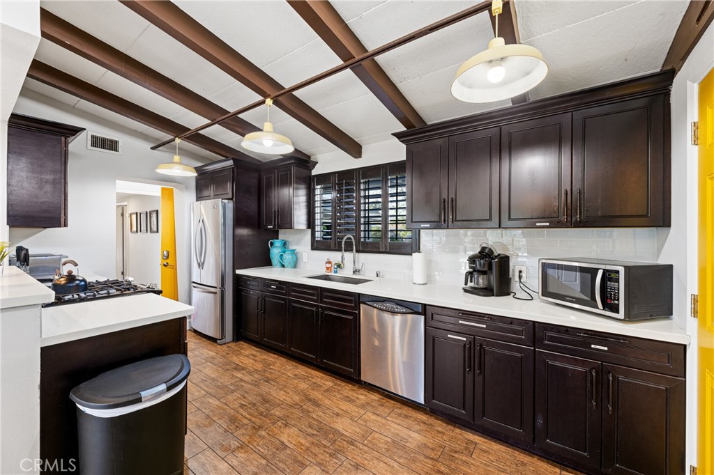 1402 W Goodhue Avenue