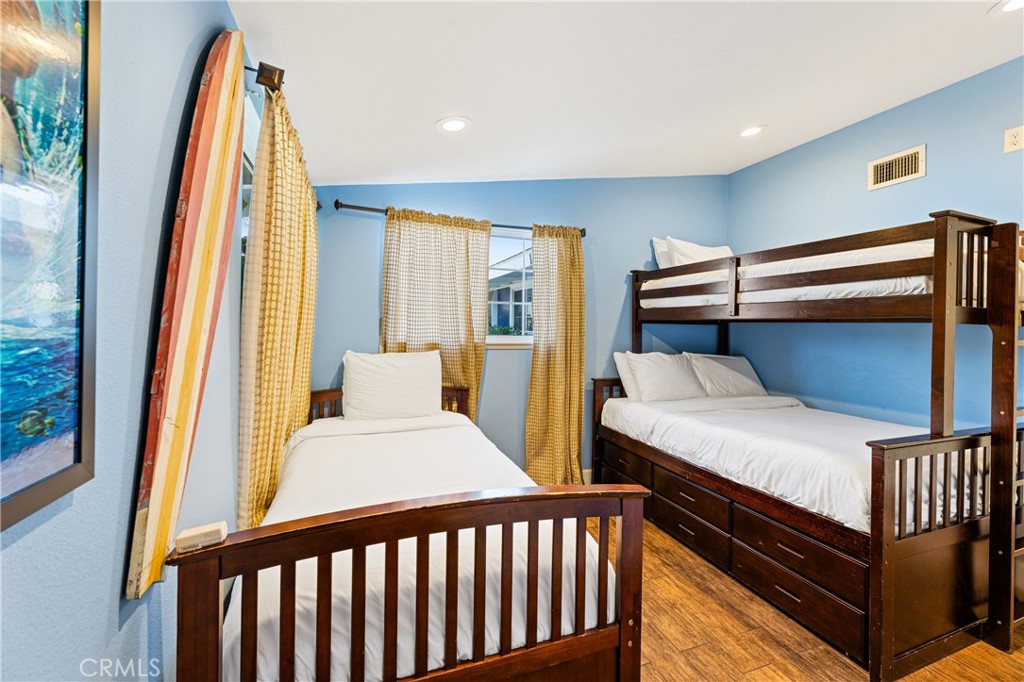 1402 W Goodhue Avenue