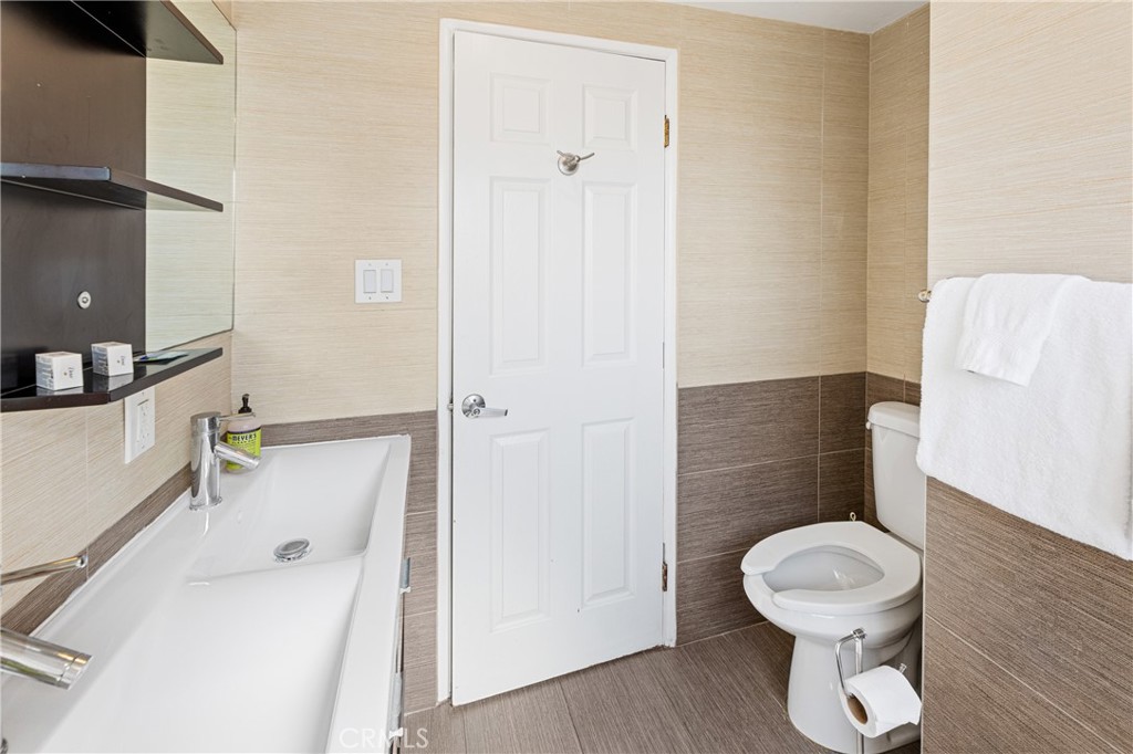 1402 W Goodhue Avenue