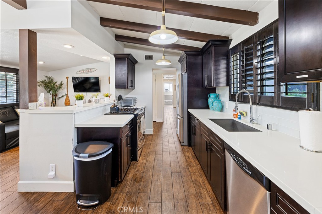 1402 W Goodhue Avenue