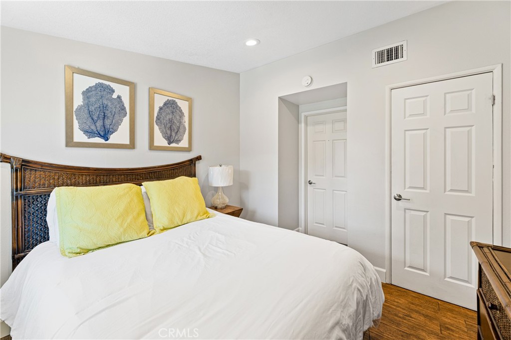 1402 W Goodhue Avenue