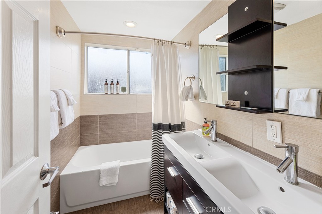 1402 W Goodhue Avenue