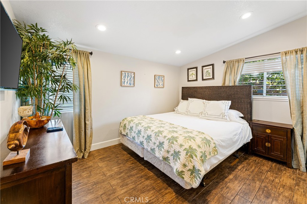 1402 W Goodhue Avenue