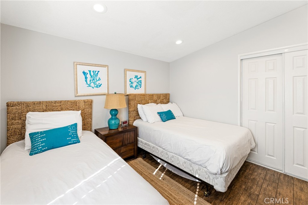 1402 W Goodhue Avenue