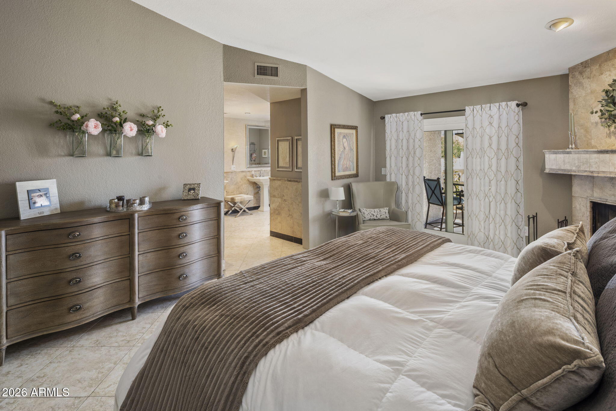 8119 E PARKVIEW Lane