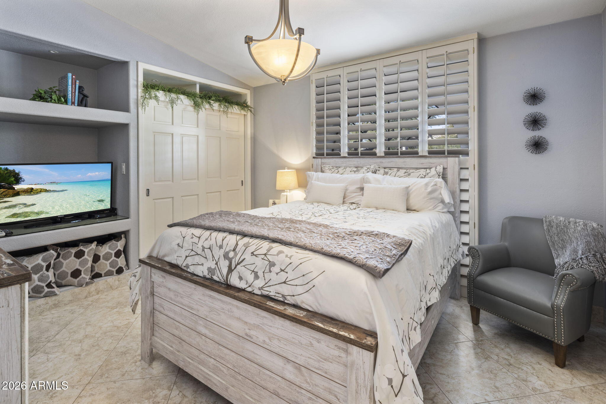 8119 E PARKVIEW Lane