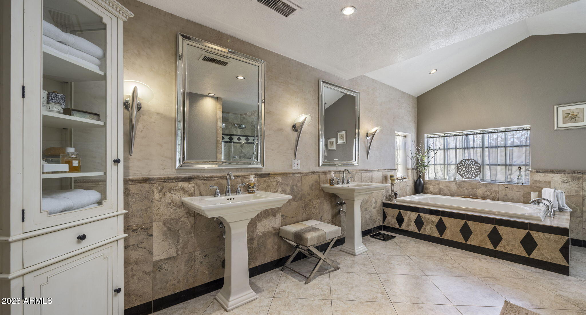 8119 E PARKVIEW Lane