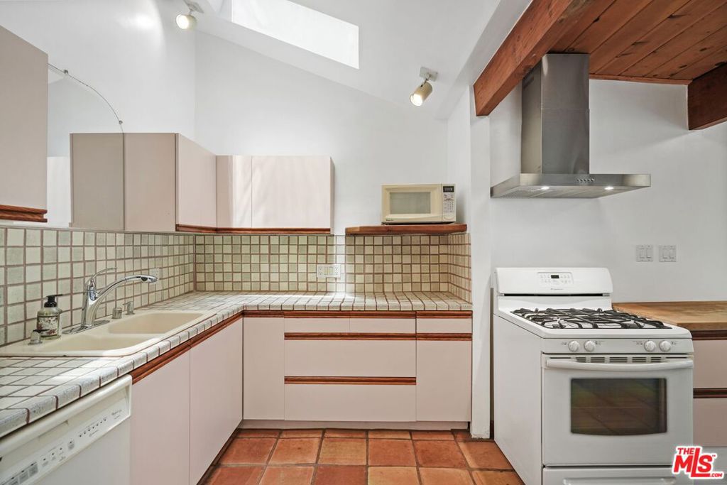 3460 Angelus Avenue
