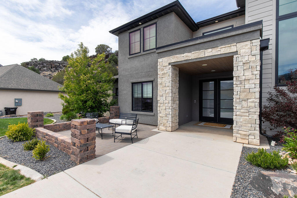 2228 S Canyon CIR