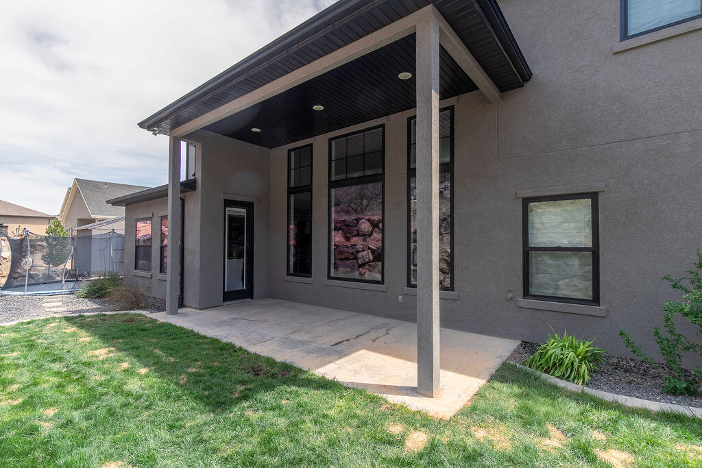 2228 S Canyon CIR