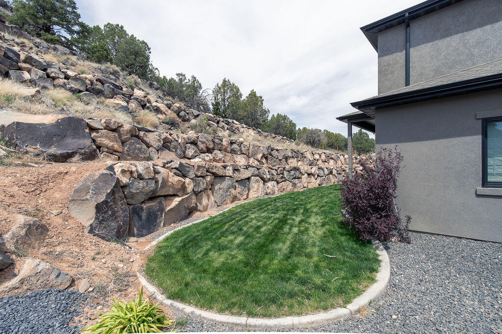 2228 S Canyon CIR
