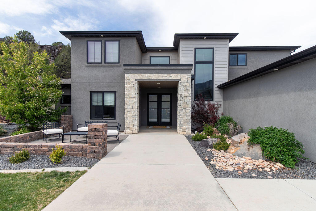 2228 S Canyon CIR