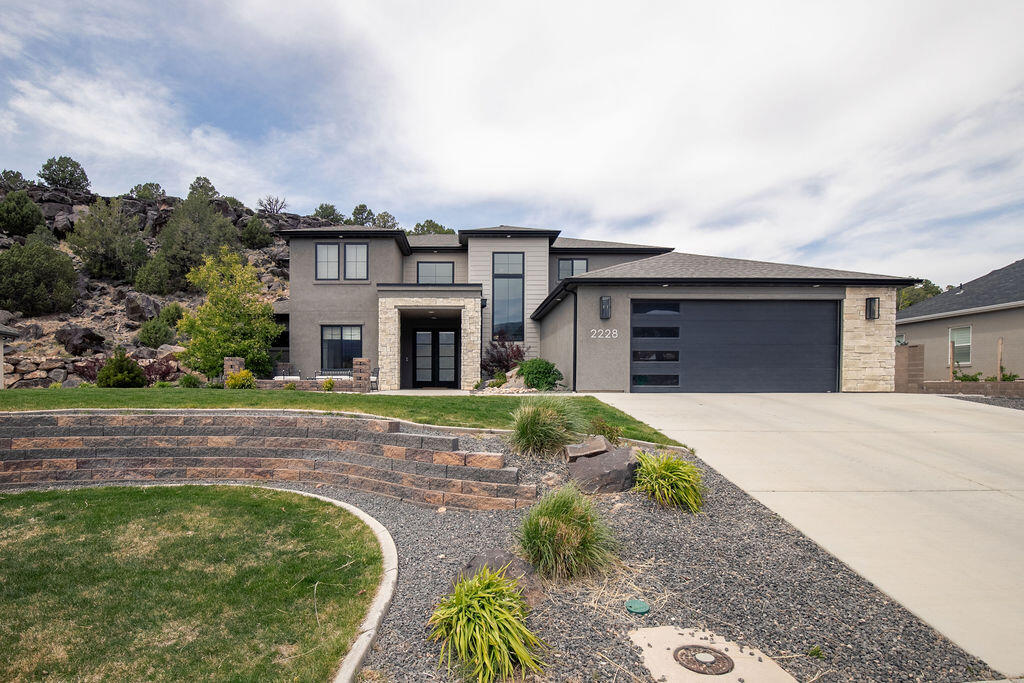 2228 S Canyon CIR
