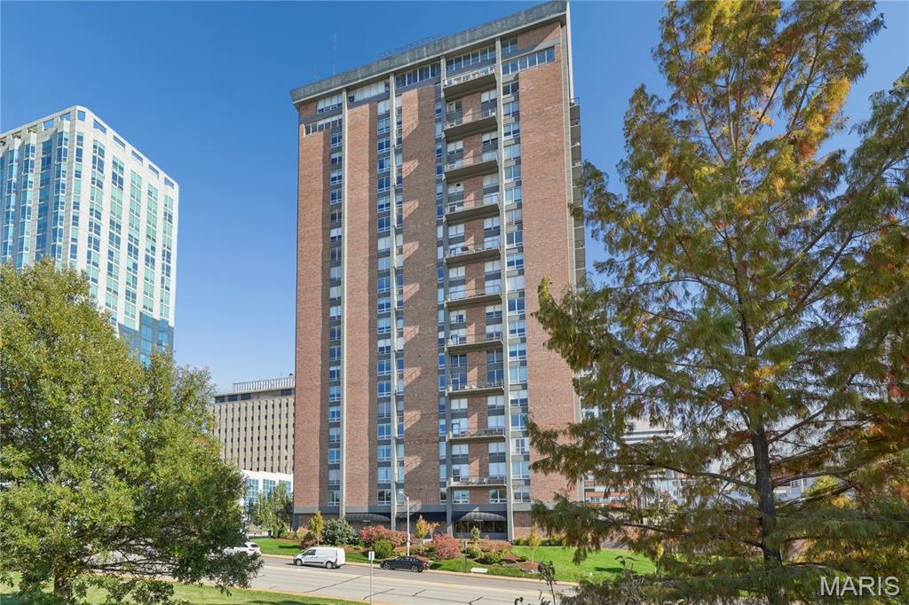 200 S Brentwood Boulevard Unit: 7E