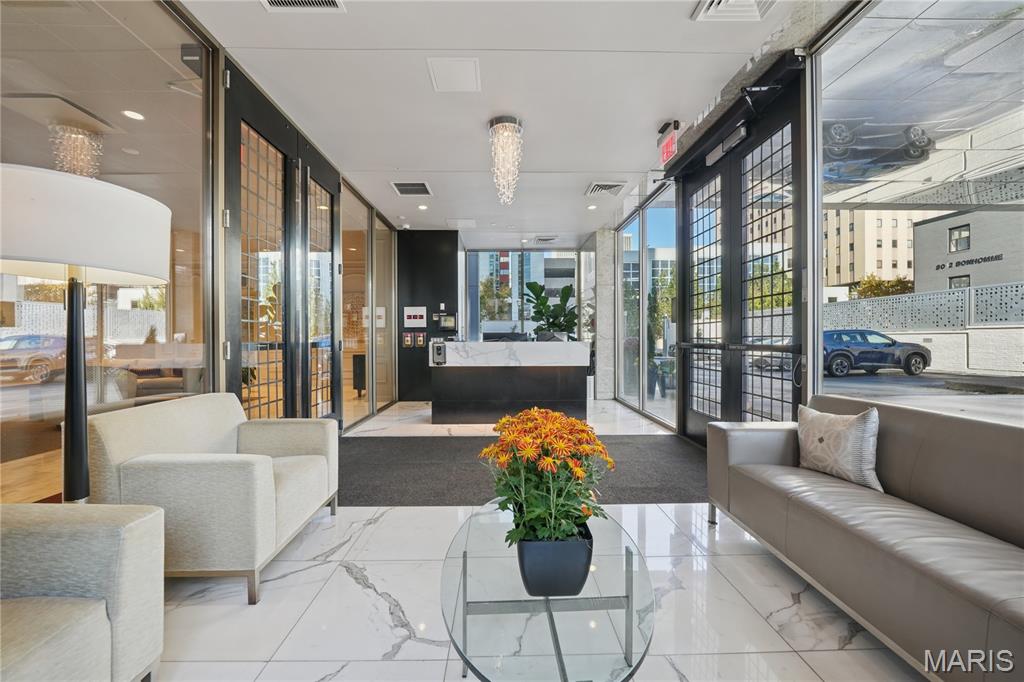 200 S Brentwood Boulevard Unit: 7E