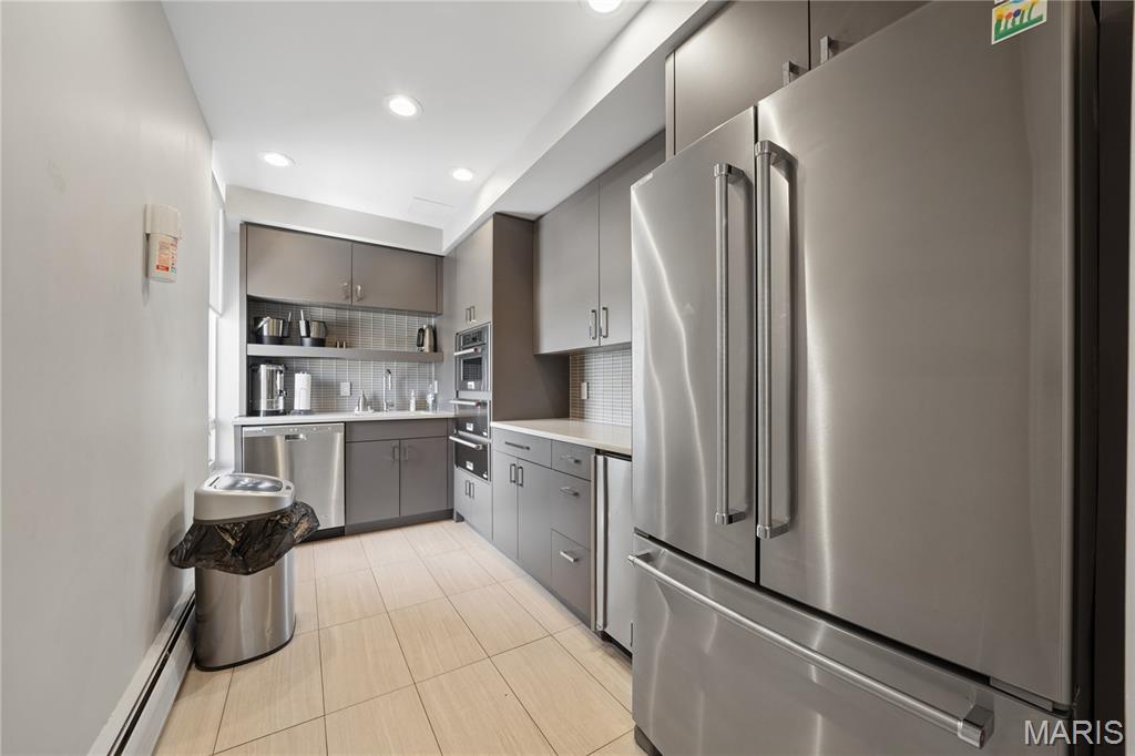 200 S Brentwood Boulevard Unit: 7F