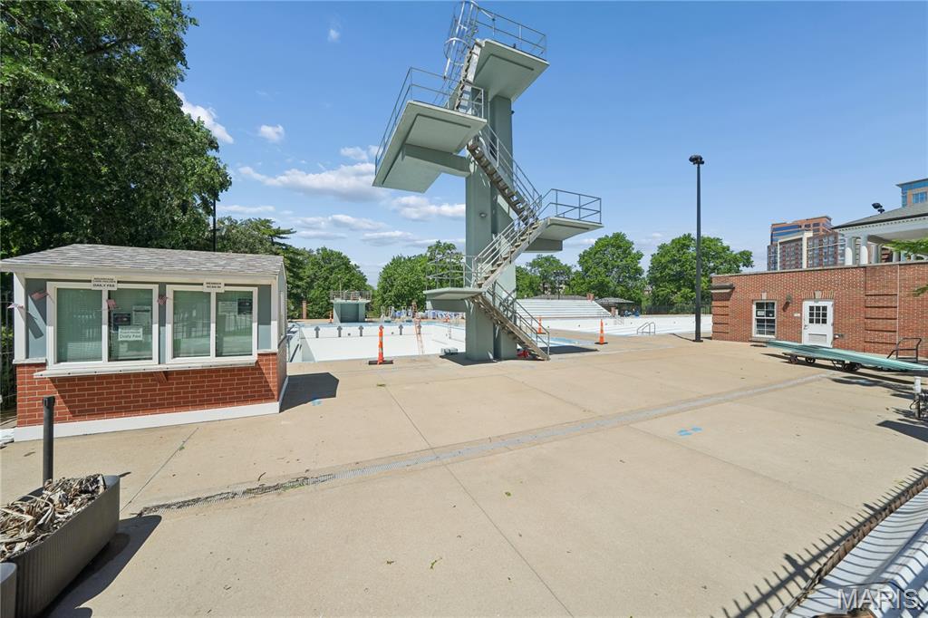 200 S Brentwood Boulevard Unit: 7F