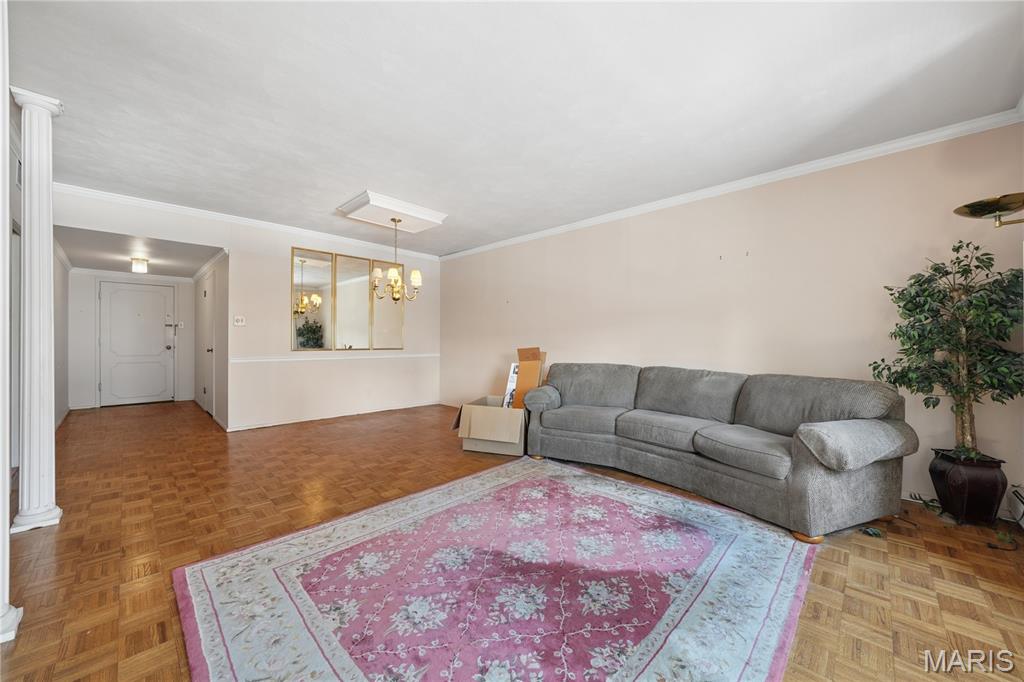200 S Brentwood Boulevard Unit: 7F