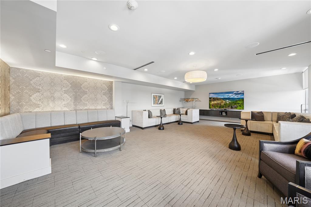 200 S Brentwood Boulevard Unit: 7F