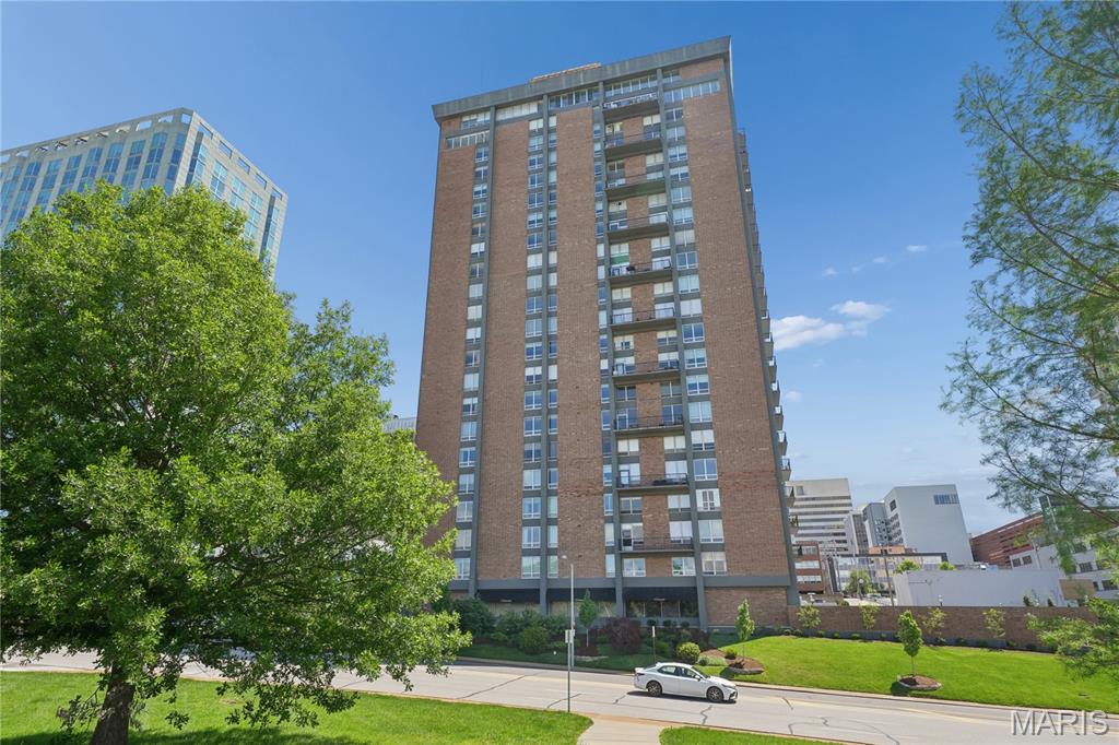 200 S Brentwood Boulevard Unit: 7F